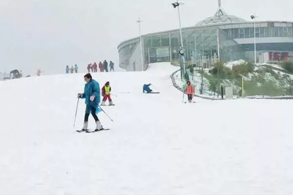 鰲山滑雪場和照金滑雪場哪個好